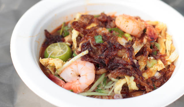 酸味のあるスパイシーなスープに、干しエビのアクセントを効かせた汁麺「ミーシアム」は、マレーシア「Donald & Lily」自慢のひと皿