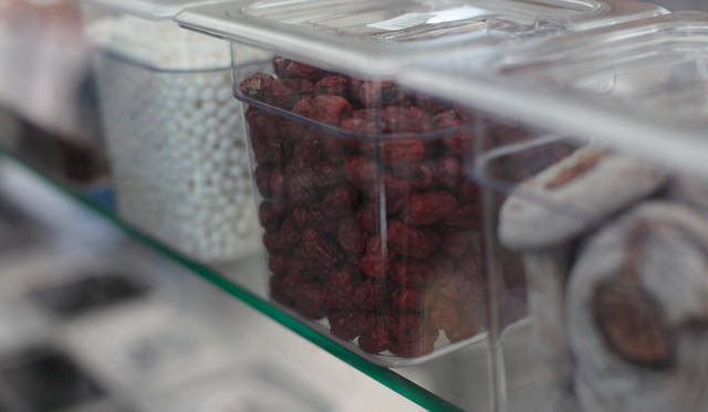 シンガポールの屋台「No Name Cheng Tng」が提供する「チェントン」には、干し柿（右）など漢方の薬材が使われている