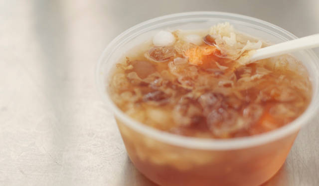 寒天や銀杏、干し柿などが入った薬膳デザート「チェントン」。温かくしても、冷たくしてもOK