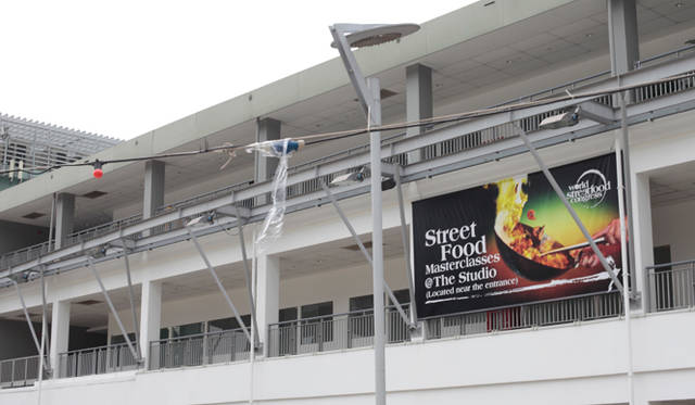 世界の屋台料理を満喫したあとは、パドックの目の前に建つピットビルのなかへ。ここでは、屋台について学び、話し合う「ワールド・ストリート・フード・ダイアローグ」がおこなわれていた