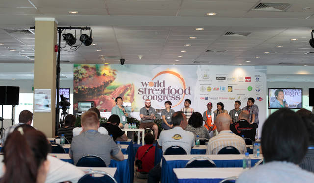 パドックに出店していたホーカーたちも登壇し、いまの屋台が抱える課題、これからのあるべき姿について熱い議論を繰り広げた。司会進行役を務めていたのは、KF シートウ氏（左）