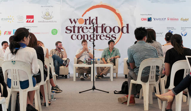 演壇には著名なジャーナリストやシェフも多数登場