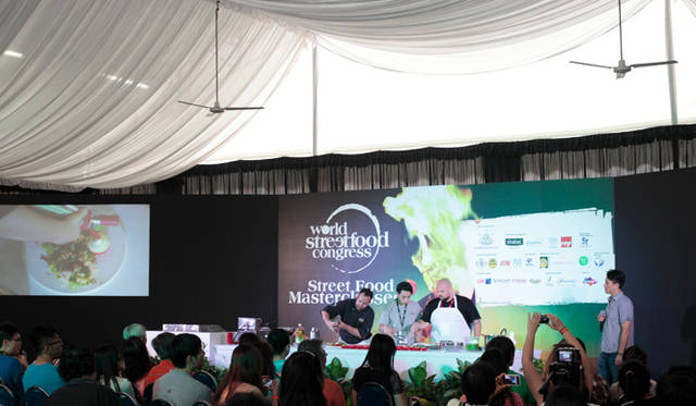 シェフが料理の仕方を実演するコーナーも