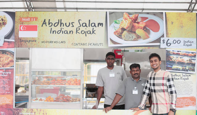 大学卒業後、跡継ぎになることを決めた「Abdhus Salam Indian Rojak」のアブダス・サラム氏（右）。「毎日がんばっている父の後ろ姿を見て、ぼくの代で途絶えさせちゃいけないっておもったんだ」