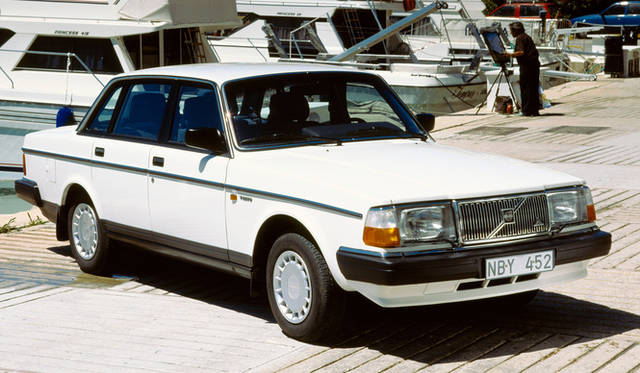 1980年代に日本で好調な売れ行きを見せた240シリーズ。日本刀の材料となる安来鋼（やすきはがね）に匹敵すると評される高品質な「スウェーデン鋼」が車体につかわれた。セダンボディと、エステート（ワゴン）モデルが存在したした