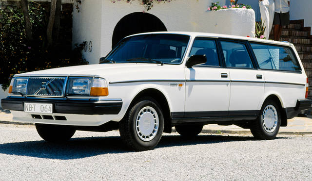 1980年代に日本で好調な売れ行きを見せた240シリーズ。日本刀の材料となる安来鋼（やすきはがね）に匹敵すると評される高品質な「スウェーデン鋼」が車体につかわれた。セダンボディと、エステート（ワゴン）モデルが存在したした