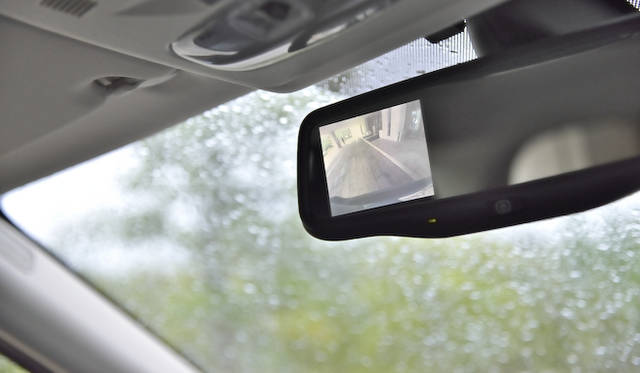 バックビューモニターの映像がルームミラーに映し出される