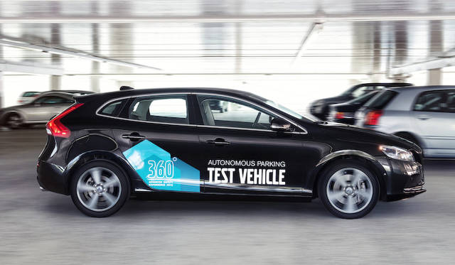 ドライバーシートは空席で、自律走行している