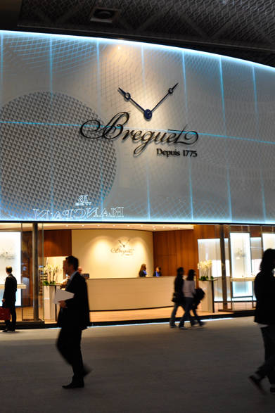 全面リニューアルし、新しくなった2013年のバーゼルの会場。そのブレゲブースの前にて