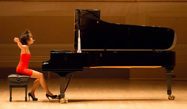 <strong> MUSIC｜ピアニスト、ユジャ・ワン（Yuja Wang）</strong>　© Ian Douglas