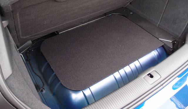 燃料タンクはラゲッジルームフロア下に格納される