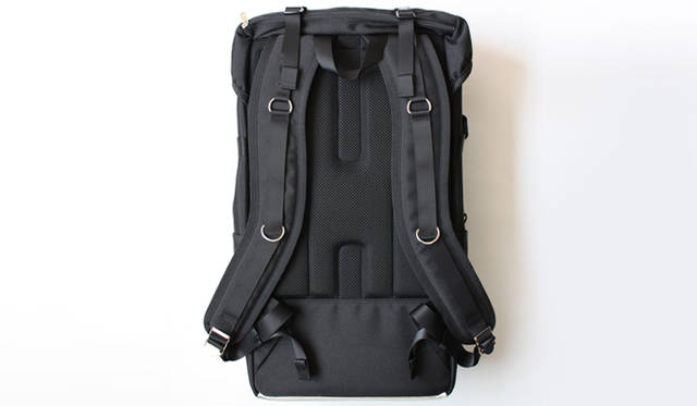 幅の広いショルダーベルトと厚手のパッドを使用することで、肩への負荷を軽減し安定感も確保