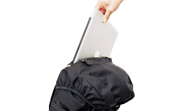 上部のかぶせを開閉することなく出し入れ可能なジップを上部に配置。15インチまで収納可能なオリジナルPCケースが内部に組み込まれている