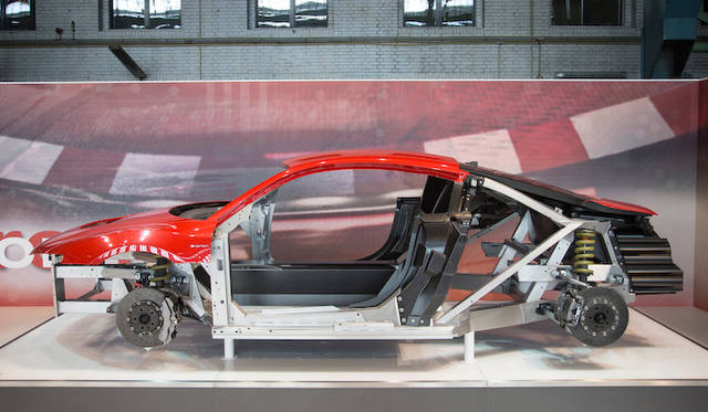 合金フレームとカーボンを組みあわせた専用スペースフレーム