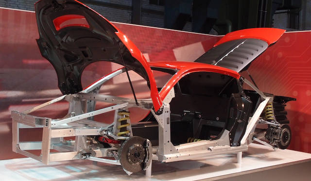 合金フレームとカーボンを組みあわせた専用スペースフレーム