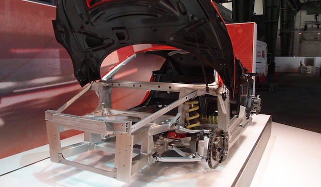 合金フレームとカーボンを組みあわせた専用スペースフレーム