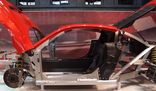 合金フレームとカーボンを組みあわせた専用スペースフレーム