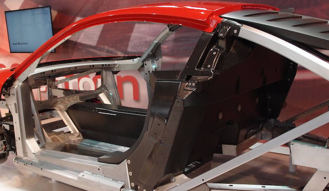 金属フレームとカーボンを組みあわせた専用スペースフレーム