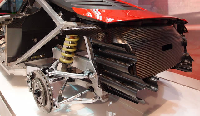 合金フレームとカーボンを組みあわせた専用スペースフレーム