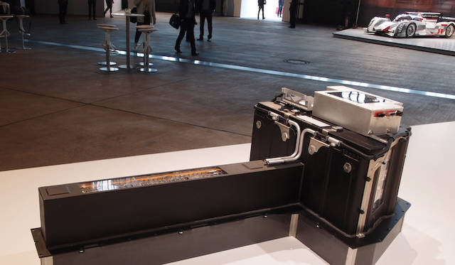R8 e-tronの車体中央から後方にかけて置かれる、T字型のバッテリーユニット