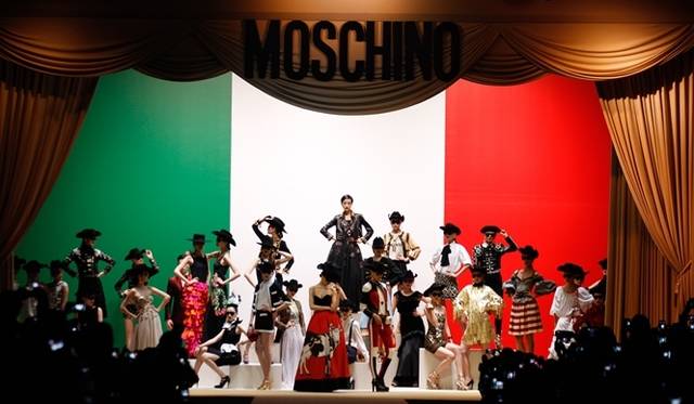<strong>MOSCHINO｜モスキーノが、上海にてコレクションを発表 </strong>　