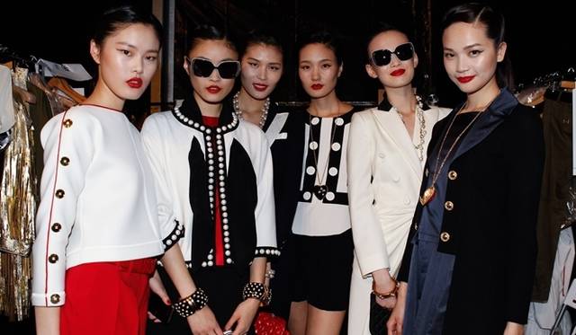 <strong>MOSCHINO｜モスキーノが、上海にてコレクションを発表 </strong>　