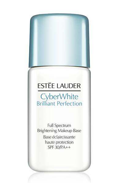 <strong>ESTEE LAUDER｜エスティ ローダー</strong><br /><br />つけていることを感じさせない軽さとしなやかさの心地よいテクスチャーを実現しながら、日常使いに最適な紫外線防止効果を併せもつメークアップベース。ラベンダーカラーの光の粒子が、肌のくすみやにごりをフォロー。明るく輝くエレガントな肌色をつくりあげてくれる。また、ホワイトニング成分をスキンケア並みに配合。日中の外的ストレスから肌をしっかり守りながら、美白効果も期待できる。<br /><br />サイバー ホワイト ブリリアント メークアップ ベース [30ml] SPF30 / PA++　5460円<br /><br />エスティ ローダー<br />Tel. 03-5251-3386<br />www.esteelauder.co.jp