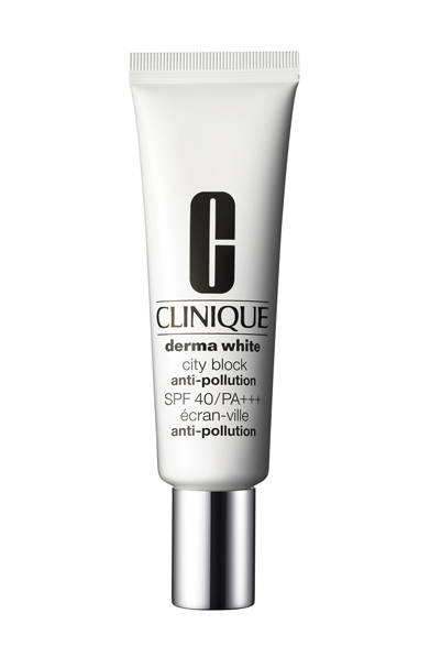 <strong>CLINIQUE｜クリニーク</strong><br /><br />UV対策は万全なのに、シミの悩みがつきない人に朗報。紫外線カット、メイク下地としての効果に加え、目に見えないポリューション フィルターによるプロテクションにより、大気汚染などからも肌を解き放ってくれるUVベース。陽の光がないときでも、肌のにごりの要因をシャットアウト。薬用美白成分をはじめとする独自の成分により、マルチ防御で澄んだ肌を死守してくれる。今年の夏は汚れた空気も寄せ付けない。<br /><br />ダーマ ホワイト シティ ブロック ポリュテクション 40 [30ml] SPF40 / PA+++　5460円 ※医薬部外品<br /><br />お客様相談室<br />Tel. 03-5251-3541
