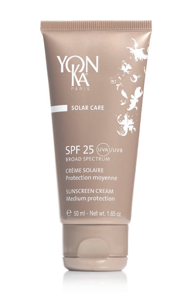 <strong>YON-KA｜ヨンカ</strong><br /><br />紫外線から肌を守るプロテクションクリーム。これ一本で紫外線カットはもちろん、保湿、プロテクション、エイジケアが完了する頼もしいアイテム。一日中肌を乾燥させることなくしっかりと保湿しながら、紫外線や外気の影響からも肌を守ってくれる。全身にも使用でき、化粧下地としても最適。朝のベーシックスキンケアとして、季節を問わず一年を通して使うのがお薦め。<br /><br />SPF25 UVA/UVB サンスクリーン クリーム [50ml] SPF25　6090円<br /><br />YON-KA（ヨンカ）<br />Tel. 03-6447-1187<br />www.yonka.jp