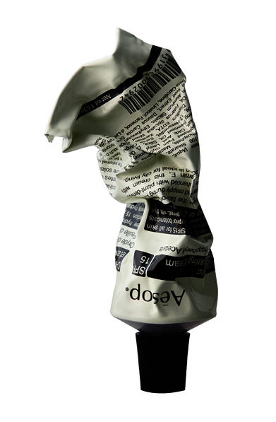 <strong>Aēsop｜イソップ</strong><br /><br />SPF機能を備えたイソップ初のフェイシャルモイスチャライザー。紫外線から肌を保護する膜をつくりながら、しっかりと保湿。ビタミンEなど植物由来のビタミン類が配合され、肌質を問わず使うことができる。おどろくのはそのテクスチャー。酸化亜鉛を配合した製品にありがちな重さがが全くなく、軽くてスムーズなつけ心地を実現。まさに理想的なデイリーモイスチャライザーといえる。40mlチューブ入りと60mlガラスジャー入りで発売。<br /><br />フェイシャル ハイドレーティング クリーム SZ SPF15 [40ml]　3990円、[60ml]　5985円<br /><br />イソップ・ジャパン<br />Tel. 03-6427-2137<br />www.aesop.com