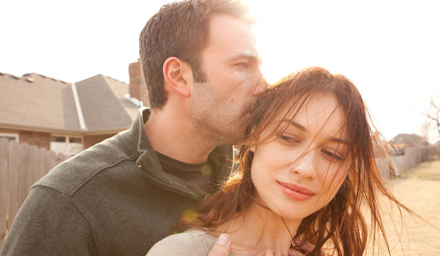 主人公のニールを演じるのは、ベン・アフレック（左）。そして、ニールが恋に落ちるマリーナには、『オブリビオン』など注目作への出演がつづくオルガ・キュリレンコをキャスティング　© 2012 REDBUD PICTURES, LLC