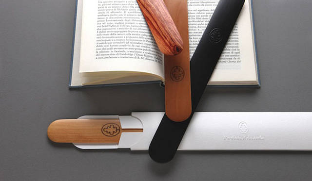 <strong>Cassina ixc.｜カッシーナ・イクスシー</strong>　「GLI ARTIGIANI -現代のクラフツマンシップ-」　Segnalibro（木製ブックマーク）1935年　ギアンダ工房　© Marirosa Toscani Ballo 