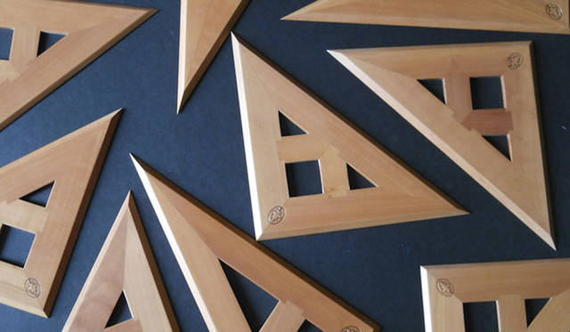 <strong>Cassina ixc.｜カッシーナ・イクスシー</strong>　「GLI ARTIGIANI -現代のクラフツマンシップ-」　Squadretta（定規）1918年ごろ　ギアンダ工房　© Marirosa Toscani Ballo 