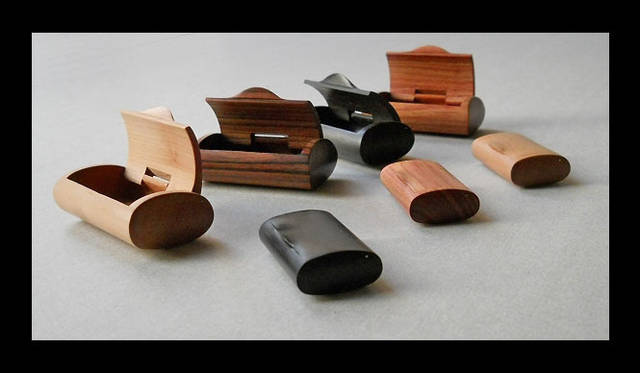 <strong>Cassina ixc.｜カッシーナ・イクスシー</strong>　「GLI ARTIGIANI -現代のクラフツマンシップ-」　Squadretta（定規）1918年ごろ　ギアンダ工房　© Marirosa Toscani Ballo 