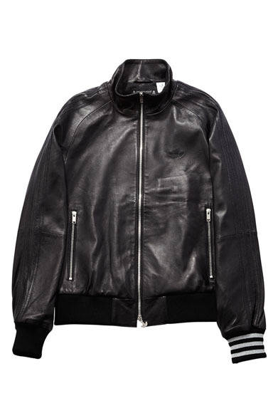 「adidas Originals by mastermind JAPAN」　アディダス オリジナルス永遠の定番のトラックトップ、「FIREBIRD TRACK TOP（ファイヤ―バードトラックトップ）」もコラボレーションにより大きく変化。レザーのスカルをパッチしたバックスタイルは、存在感をあたえ、リブのスリーストライプスは左袖のみ。2010年の前作は白だったが、シルバーに変更して高級感をアップ。ダブルジップの上の引き手は「マスターマインド・ジャパン」、下の引き手は「アディダス オリジナルス」のロゴ入り。ライニングには両者のロゴをならべている。LEATHER FB TT MMJ (Z80498) BLACK/BLACK (Z80499)BLACK/WHITE 21万円 ※レザートートバッグ付属