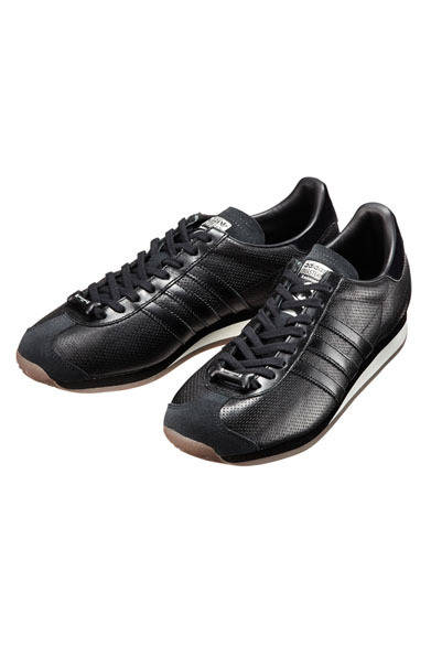 「adidas Originals by mastermind JAPAN」　70年代に登場した「CTRY」は、その名のとおりクロスカントリー用のランニングシューズ。当時は画期的だった2層のミッドソールとガムソールは、優れたクッション性とグリップ力を発揮する。そのディテールはそのままに、スカル柄を随所にあしらい、レザーアッパーのパーフォレーションが個性的な表情を演出。CTRY OG MMJ（G95821）1万8900円