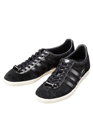 「adidas Originals by mastermind JAPAN」　1968年に登場したオールラウンド型のトレーニングシューズ「GAZELLE」は、フットボールやカルチャーとも強く結びついた「アディダス オリジナルス」のアイコンの一つ。スウェードのアッパーにはスカルのパーフォレーション入りで、ヒールのスカルはリフレクターを採用。他と同様に、シュータンにはコラボレーションロゴを採用している。GAZELLE OG MMJ（G95045）1万8900円