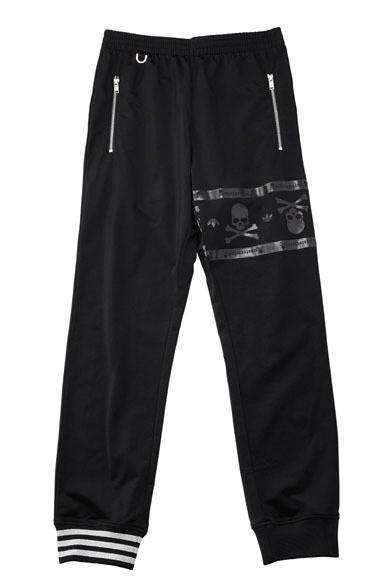 「adidas Originals by mastermind JAPAN」　トリコットジャージーを使ったしなやかなスウェットのセットアップ。トップスの左袖、パンツの右裾のリブに左右非対称に配したラグジュアリーなシルバー ラインが特徴で、それぞれのラインの反対面に、コラボレーションロゴをプリント。背面の衿下にほどこしたDリングは「マスターマインド・ジャパン」の象徴ディテール。HOODED SUITS MMJ （Z72485）4万1700円　※スウェットジャージとのセットアップ