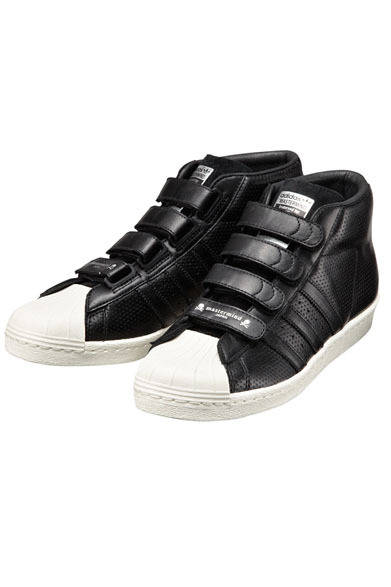 「adidas Originals by mastermind JAPAN」　SSのハイカットモデルとして1970年代中期に誕生した「PROMODEL」。本作は今回のために開発したシューレースのないコンフォートモデルで、共通スペックだったシュージュエルを排除し、ストラップにコラボレーションロゴを配している。シェルを白で彩色し、同社の象徴をよりアイコニックに表現。PROMODEL CF MMJ（G95179）2万1000円