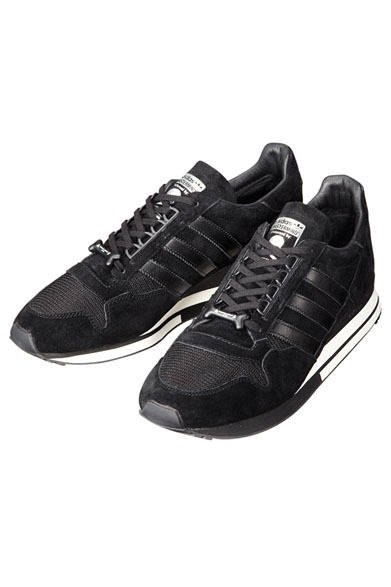 「adidas Originals by mastermind JAPAN」　「ZX500」は80年代中期のトレイルランニングブーム時に開発されたランニングシューズで、その後つづくZXシリーズのはじまりとなったモデル。アッパーは通気性に優れたメッシュを採用し、シュータンには特別なコラボレーションロゴ、ヒールパッチはレザーでスカルのパッチをほどこしている。赤を効かせたアウトソールも大きな特徴。ZX500 OG MMJ（G95176）1万8900円