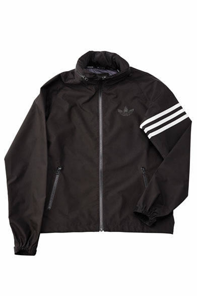 「adidas Originals by mastermind JAPAN」　雨の日や風の強い日に活躍するDiAPLEX®素材を使った「SHELL JACKET」。防水、防風性、透湿性に優れるハイテク素材は、高い伸縮性としなやかな風合いをもち、シーム部にはコラボレーションテープを採用。グラスビーズによるトレフォイルプリントが燦然と輝く。SHELL JACKET MMJ（Z72484）8万1900円