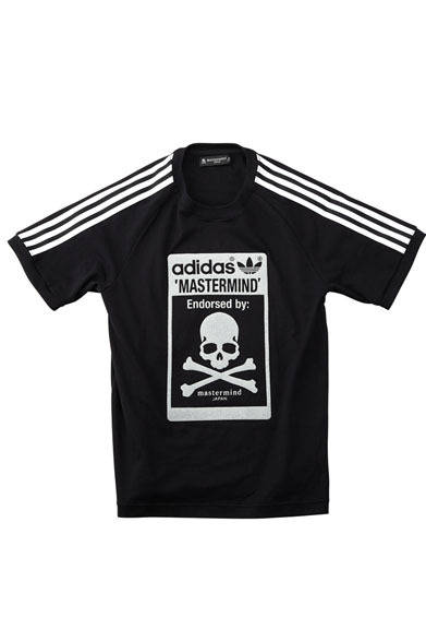 「adidas Originals by mastermind JAPAN」　7月5日（金）発売　コラボレーションロゴを中央に大きくほどこしたTシャツは、2パターンをラインナップ。白でコントラストを効かせたプリントTはカジュアルな装いに、グラスビーズのプリントは同色ながら光の屈折が生む美しい表現が特別な印象をあたえる。アームはスムーズに動けるラグランスリーブで、背面はトレフォイルロゴをあしらっている。T-SHIRTS MMJ（Z72488） BLACK/WHITE 1万7640円