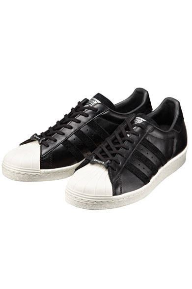 「adidas Originals by mastermind JAPAN」　7月5日（金）発売　 adidas Originalsの誇るべきアイコン、SS 80sも本シリーズで登場。シュータンにはコラボレーションロゴ、ヒールにはリフレクターのスカルをフロッキープリントし、シュージュエルも備えている。SS 80S MMJ（G95180） 1万8900円