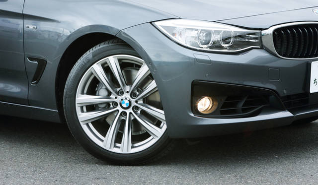 フロント225/45R19、リア255/40R19サイズのタイヤと19インチのダブルスポークアロイホイールは、「スポーツライン」にオプション設定される