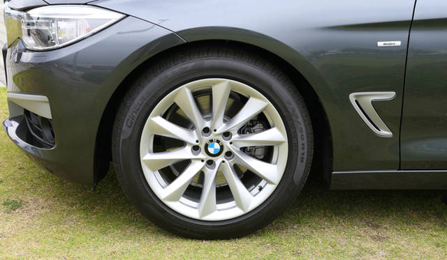 モダンラインに標準装備される8J×18インチ、タービンスタイルのアロイホイール。タイヤサイズは225/50R18だ