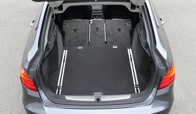 ラゲッジ容量は520-1,600リットルと、ワゴンボディをもつ、3シリーズ ツーリングを凌ぐ容量