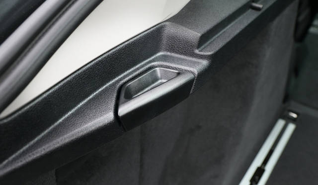 40:20:40の分割可倒式リアシートはハッチゲート付近のレバーで倒すことができる