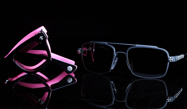 <strong>CHROME HEARTS｜クロムハーツ</strong>　左／フォールディングタイプのサングラス（ZOMBIE GERMS BK-PRP）19万4250円。右／サングラス（GO NAD GO MBK/MB-R）16万1700円