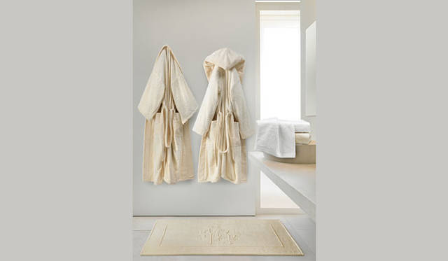 <strong>Roberto Cavalli｜ロベルト カヴァリ</strong> 　Roberto Cavalli Home Collection　シンプルロゴモチーフまたはアニマルプリントをほどこしたタオル 1万1550円～2万2050円、タオルと同プリントのバスローブ 3万7800円～3万9900円