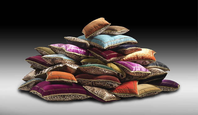 <strong>Roberto Cavalli｜ロベルト カヴァリ</strong>　 Roberto Cavalli Home Collection　べルベットのクッション 4万3050円～、クッションカバー 1万1550円～1万2600円